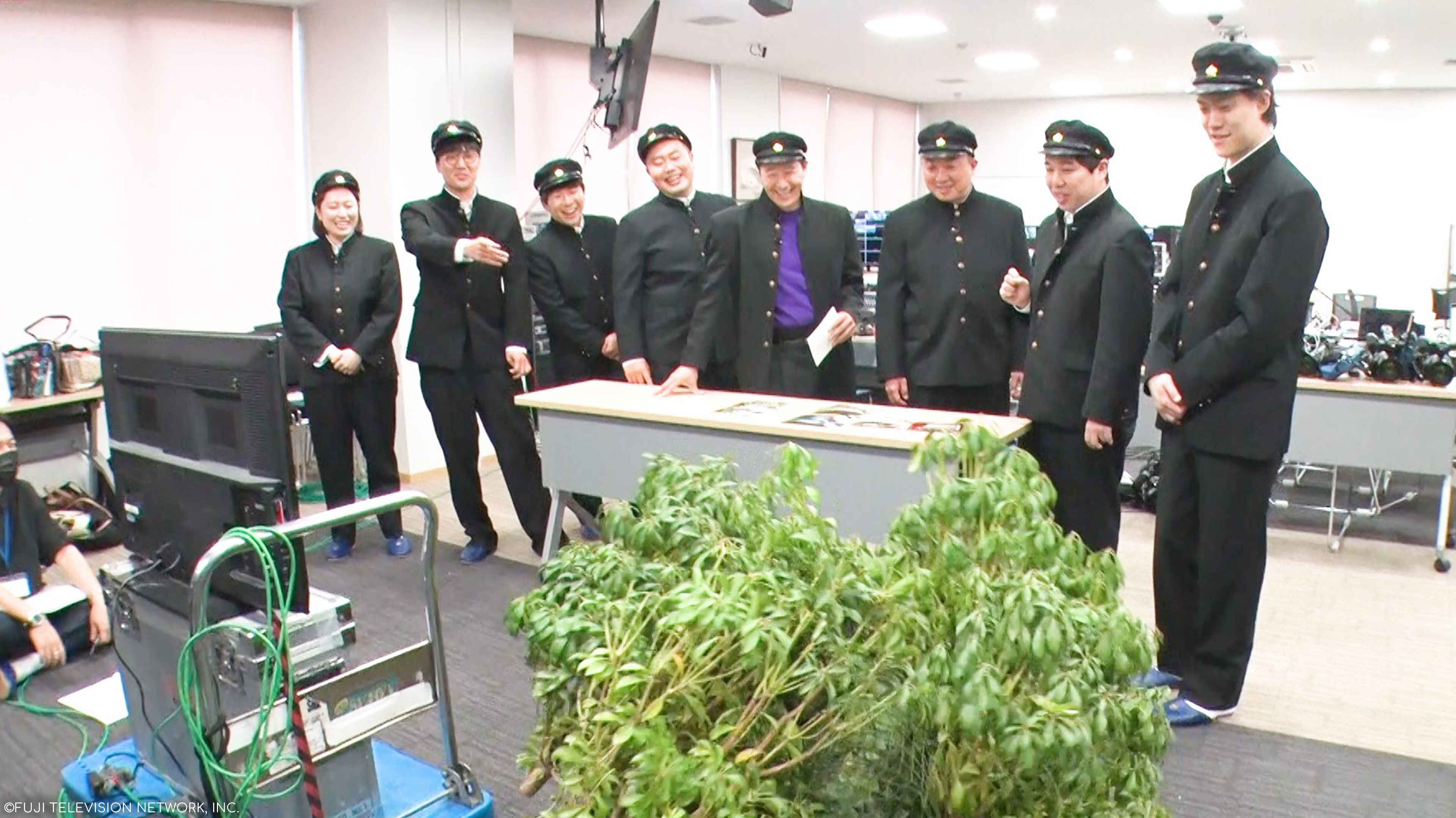 S1E6: Vs School - Ultimate Hide and Seek