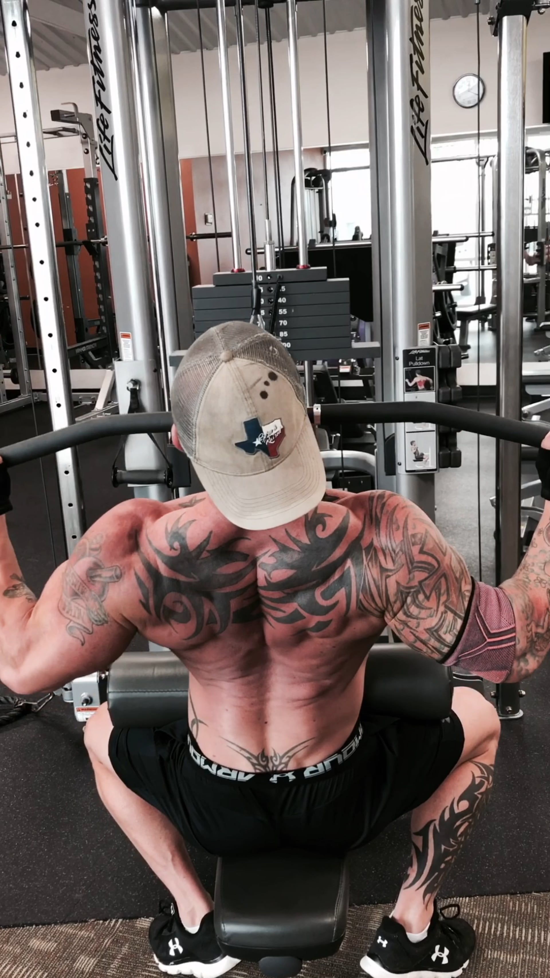 Back- Wide grip pulldown‘s