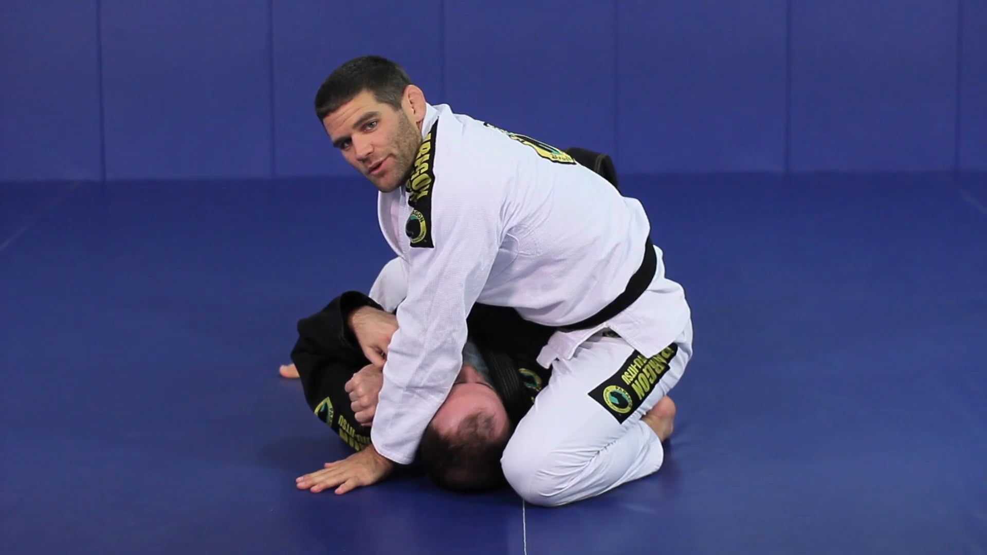 Cross choke to armlock combination from mount