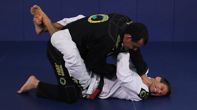 Cross choke counter in closed guard