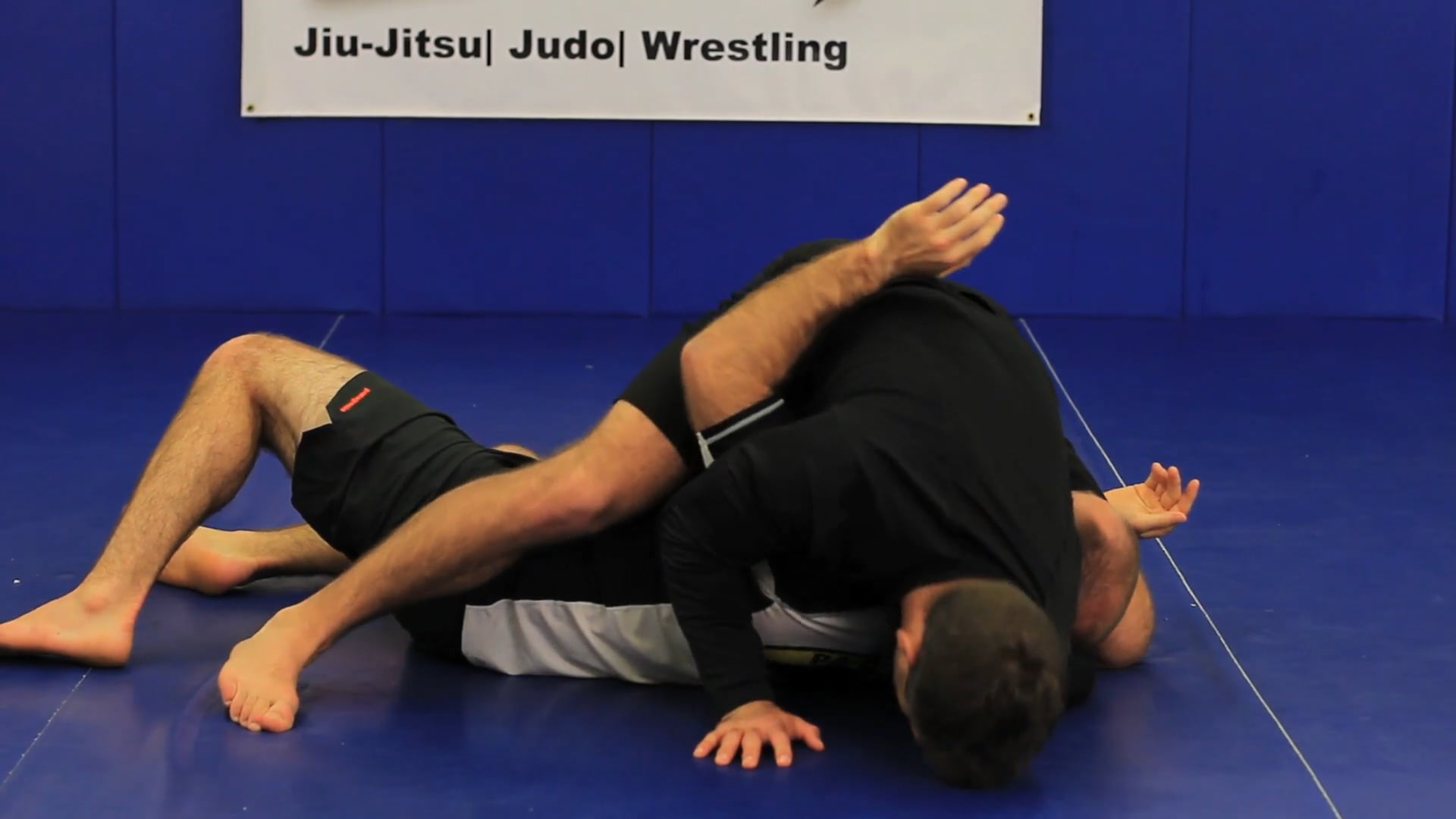 Guillotine choke from the mount position in Jiu Jitsu