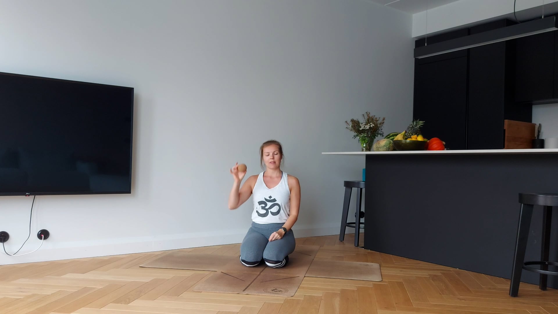 Taastav jooga palli ja massaažiga (58 min)