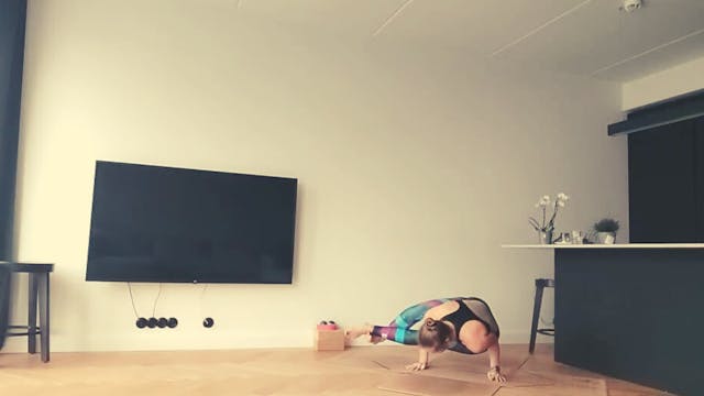 Joogasutsakas kätepealseisu vürtsiga