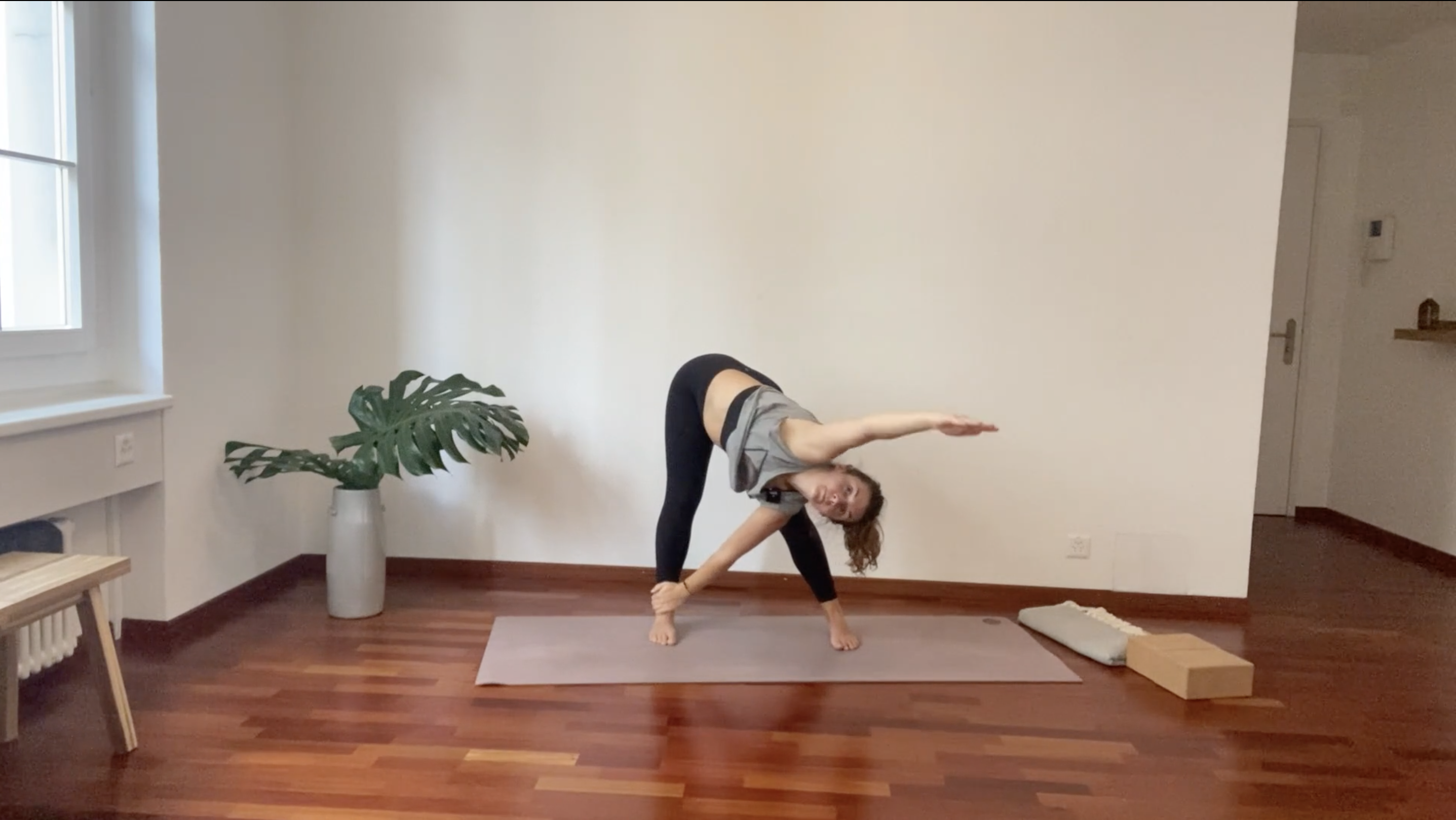 9 min Yoga im Stehen - perfekt fürs Büro