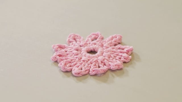 Making Pink Daisy Crochet Flowers wit...