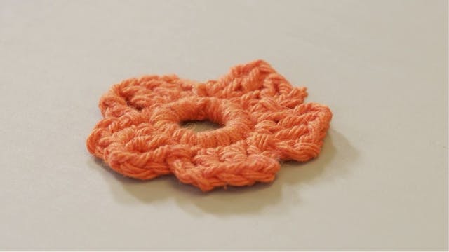 Making Orange Daisy Crochet Flowers w...