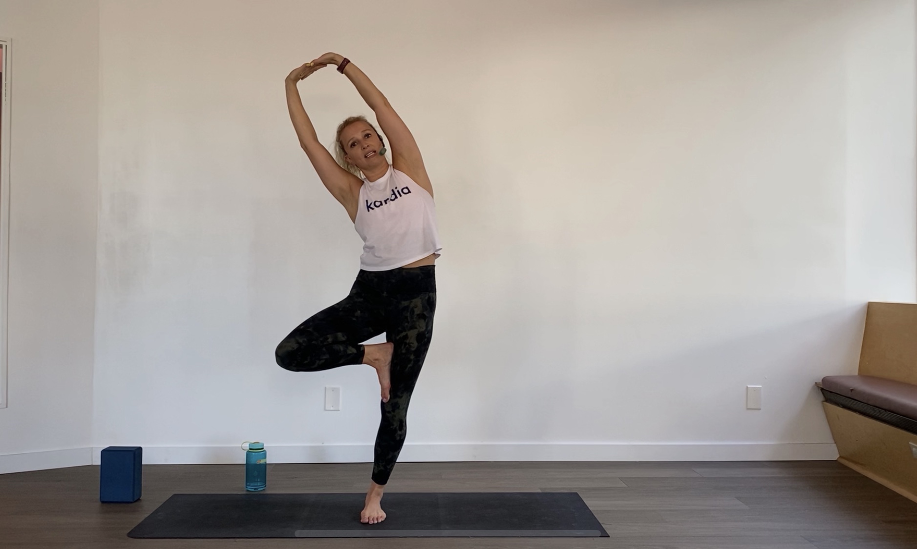 40 min 80s Yoga Flow Studio Series 3