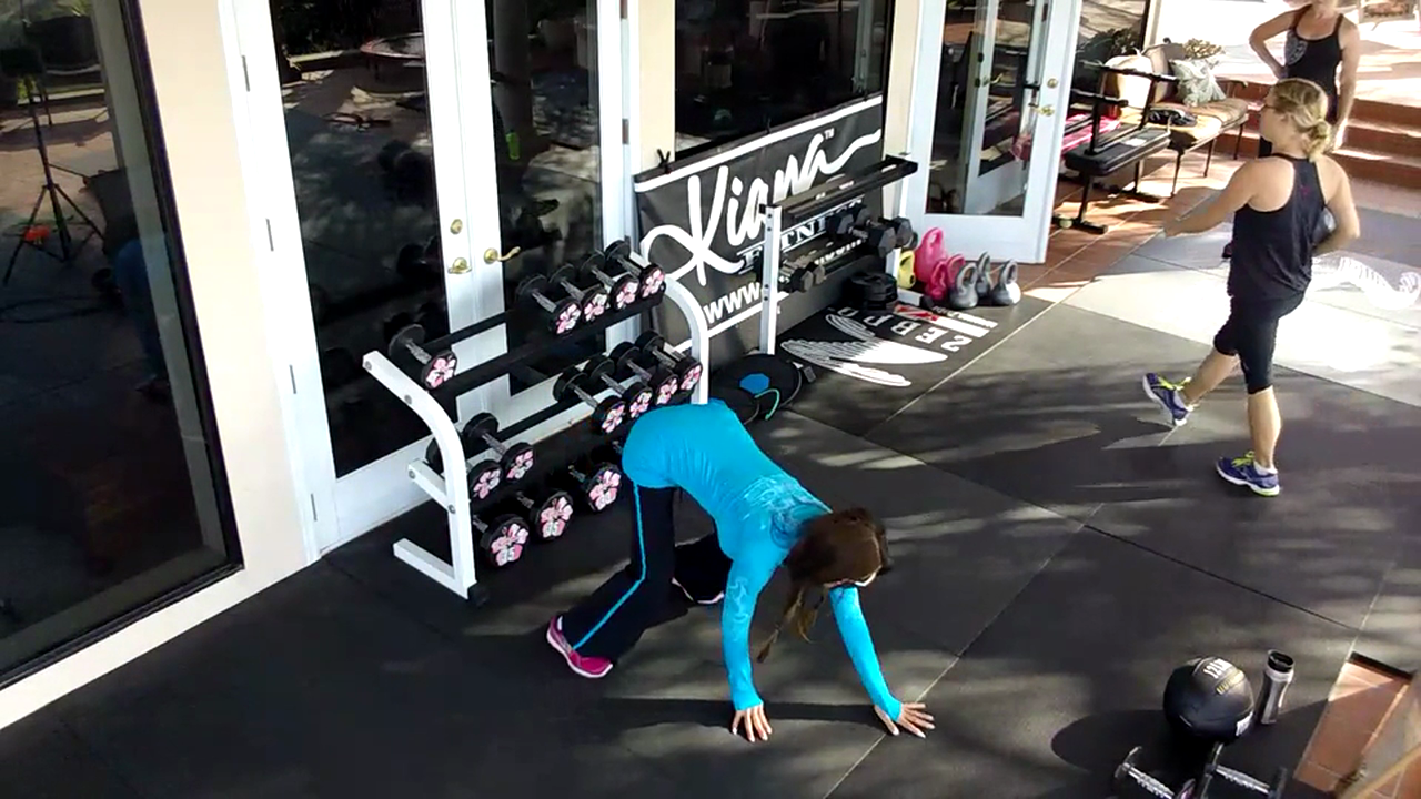 Chest Shoulders Triceps Core - Demo: Exercise Walk Out Push Ups