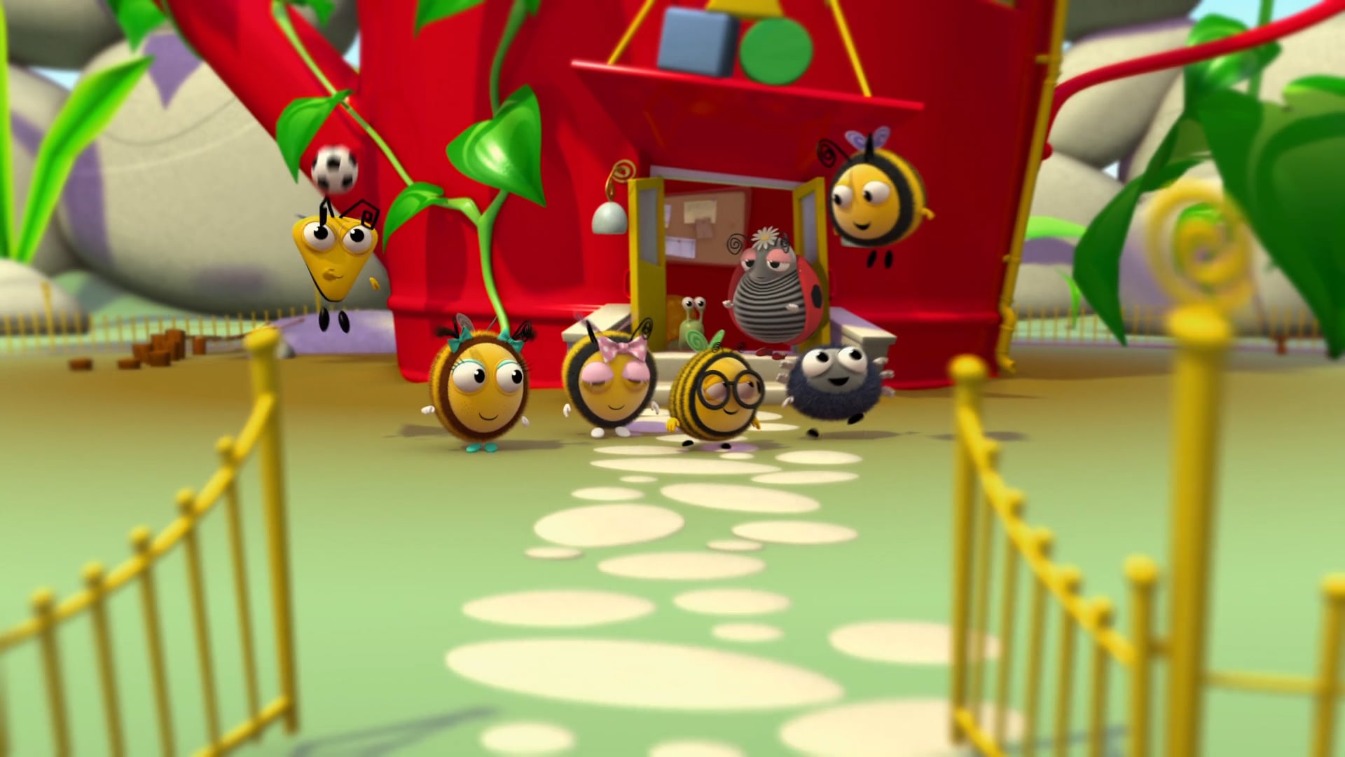 Topsy Turvy | Grandma Bee Gets Some Help | The Last Laugh