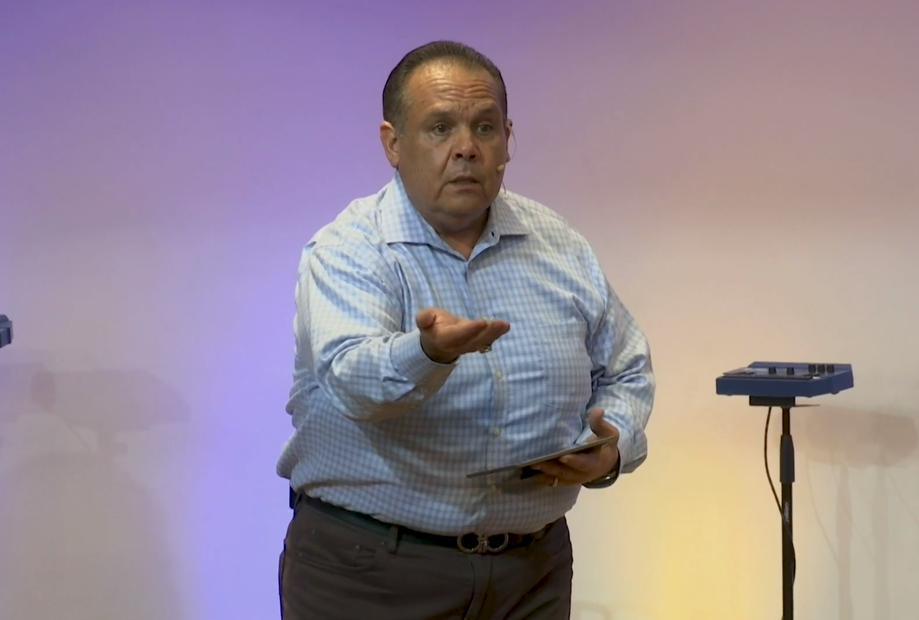 Apostle Tommy - "Walking in Love"/ "Caminando en Amor"