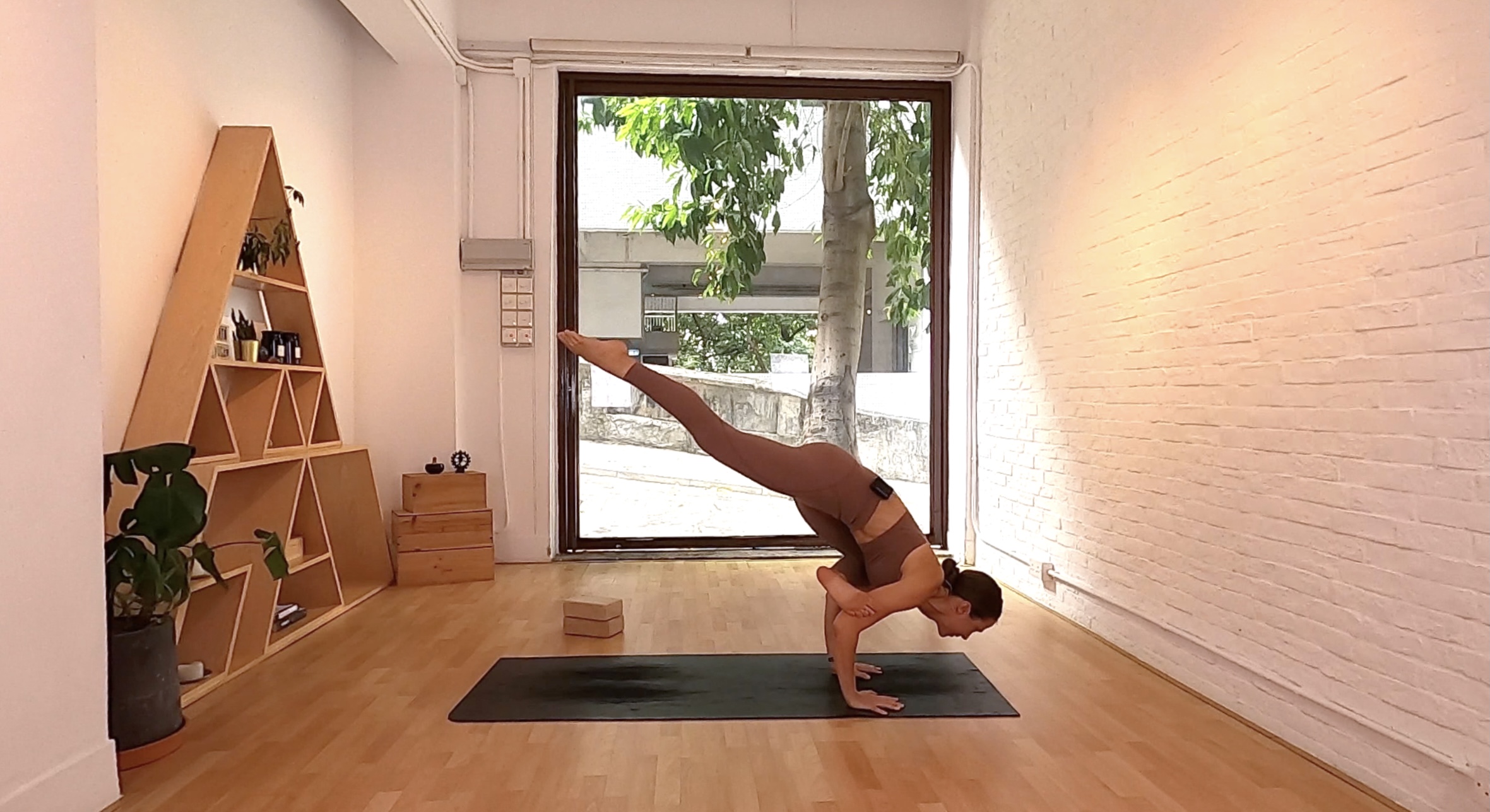 Galavasana (Flying Pigeon) I Tara