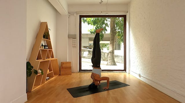 Tripod headstand I Cristina