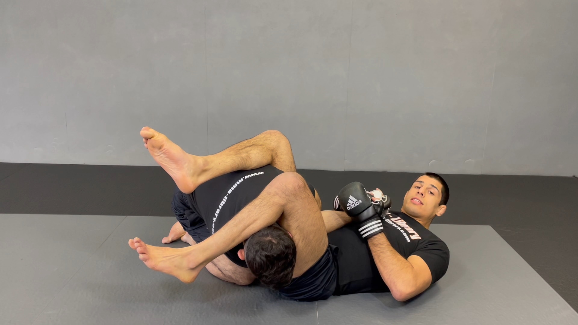 DRILL FÜR CLOSED GUARD BOTTOM ARMBAR 