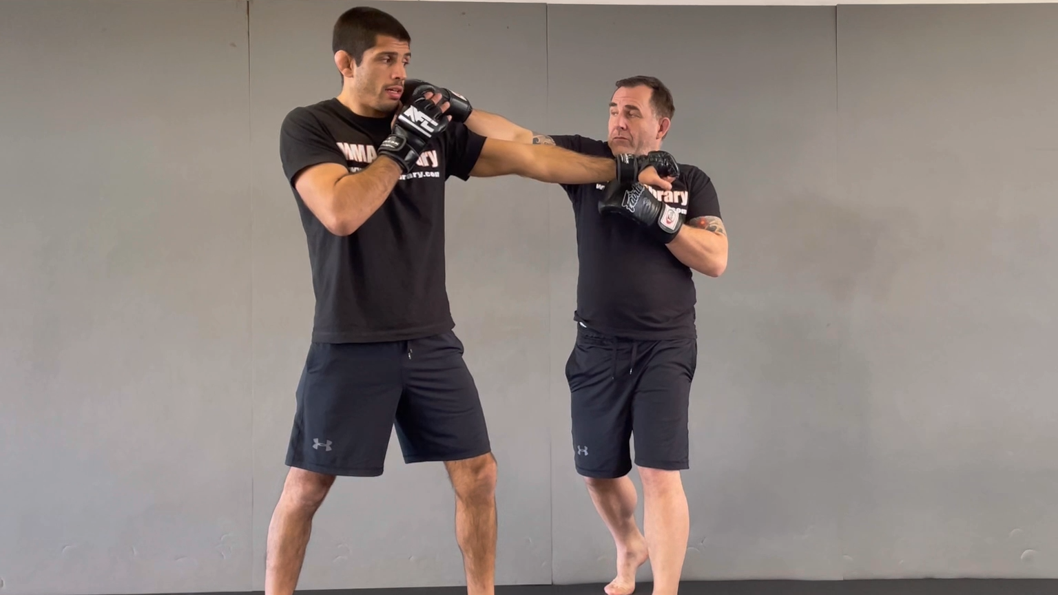 DRILL FÜR LATERAL OFENSIVE FOOTWORK COUNTER