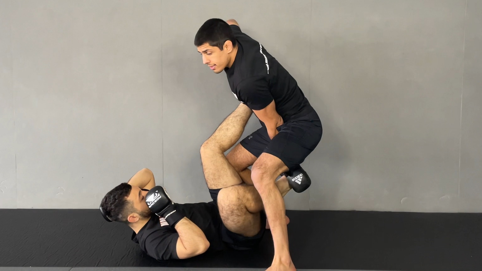 DRILL FÜR OPEN GUARD TOP SHIN CROSS PASS 1