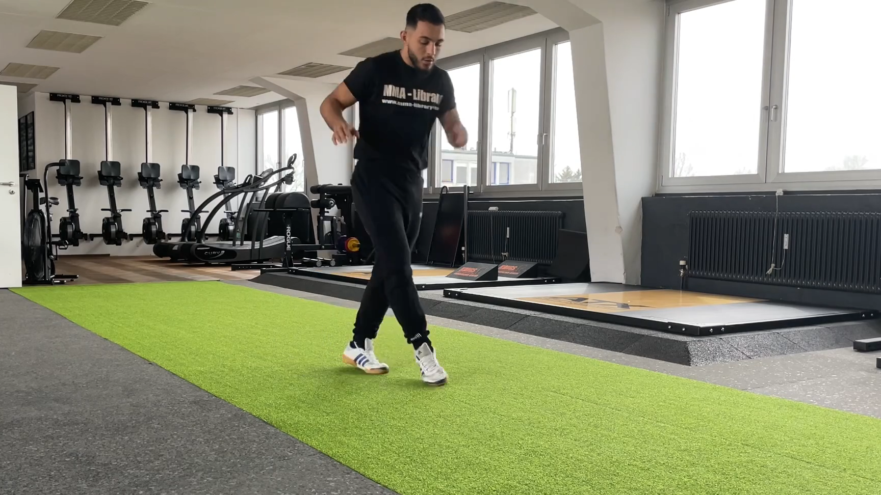 CRISS CROSS TUCK JUMP