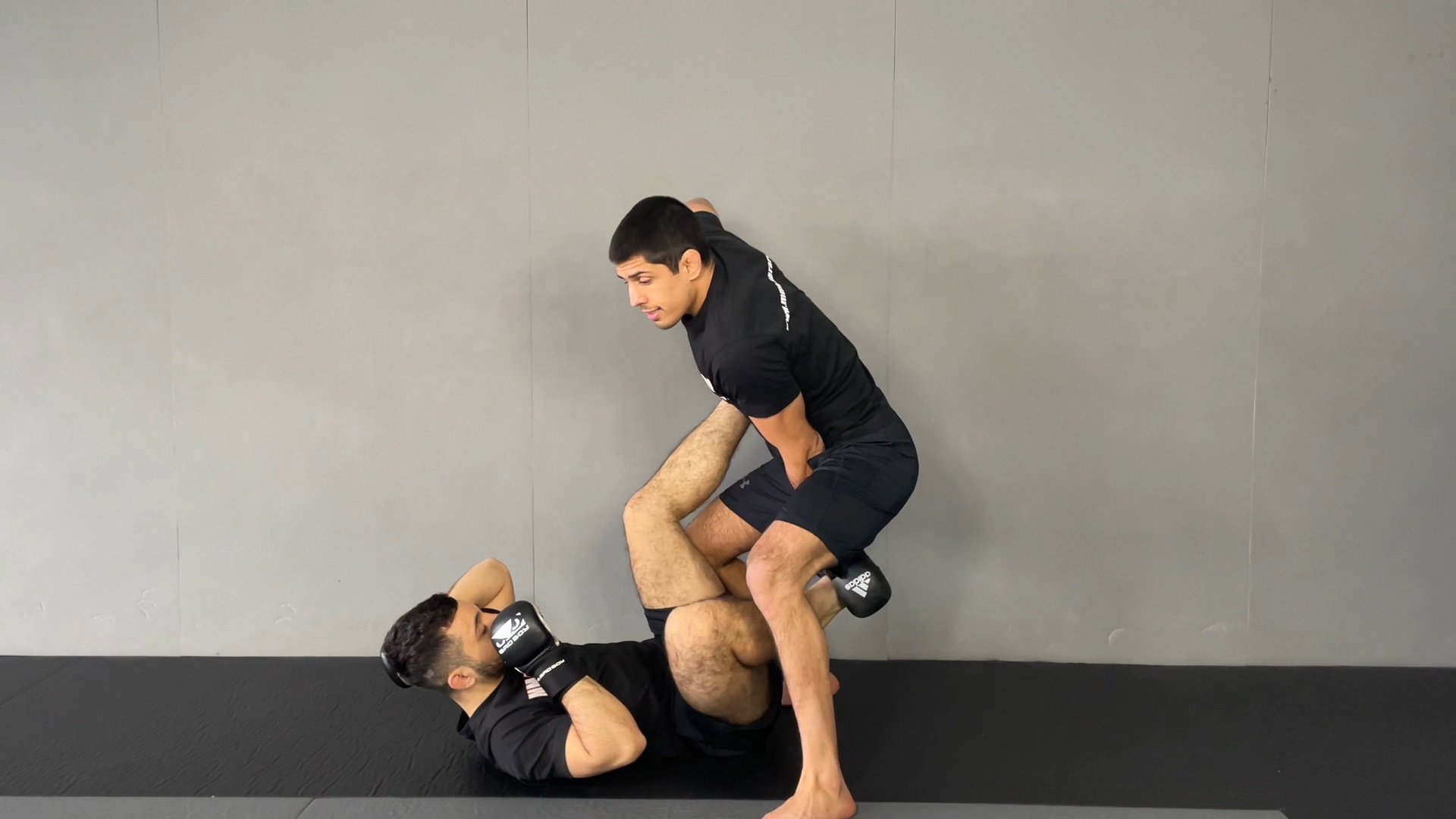 DRILL FOR OPEN GUARD TOP SHIN CROSS PASS 1
