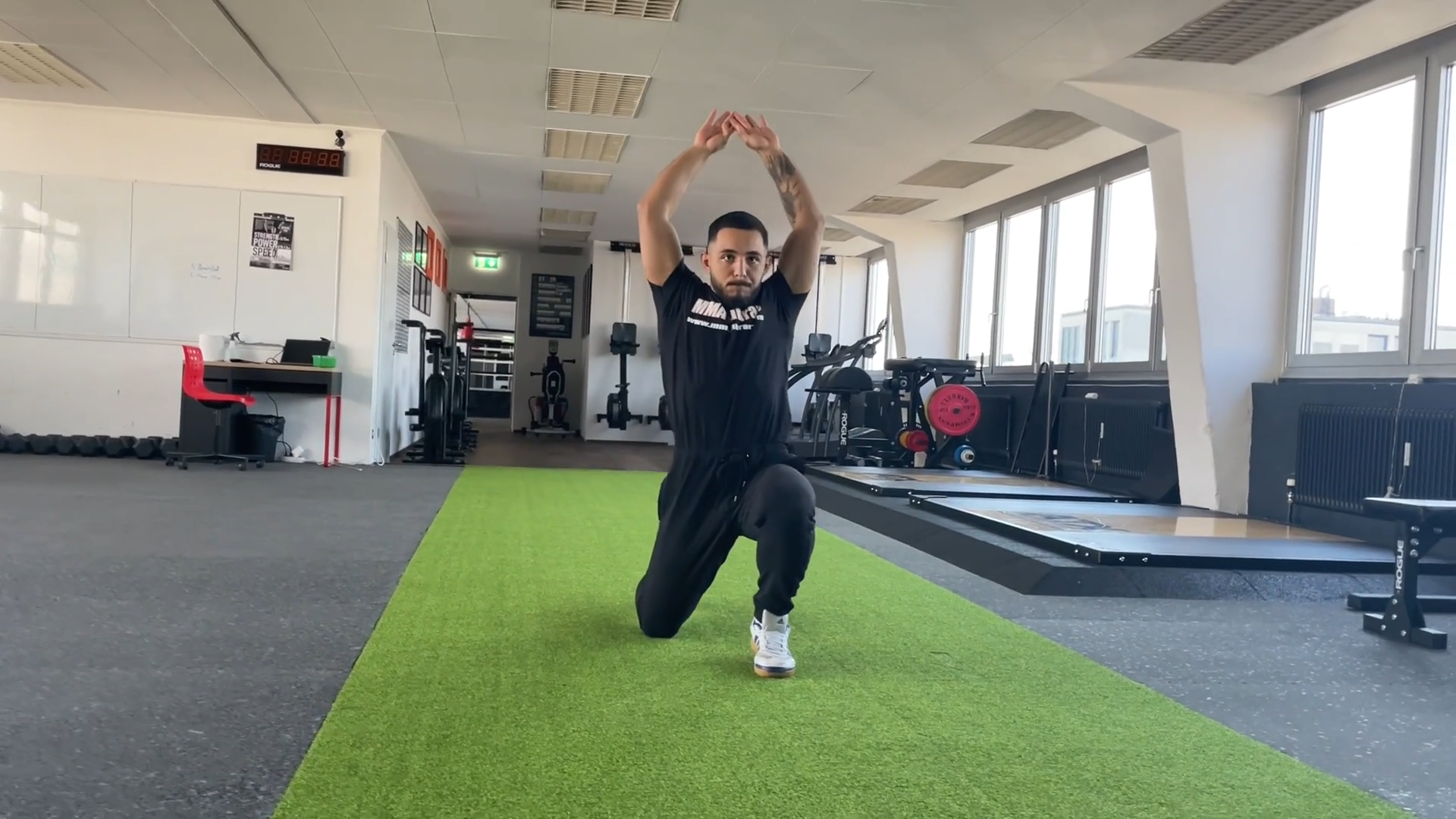 LUNGES OVERHEAD REACH