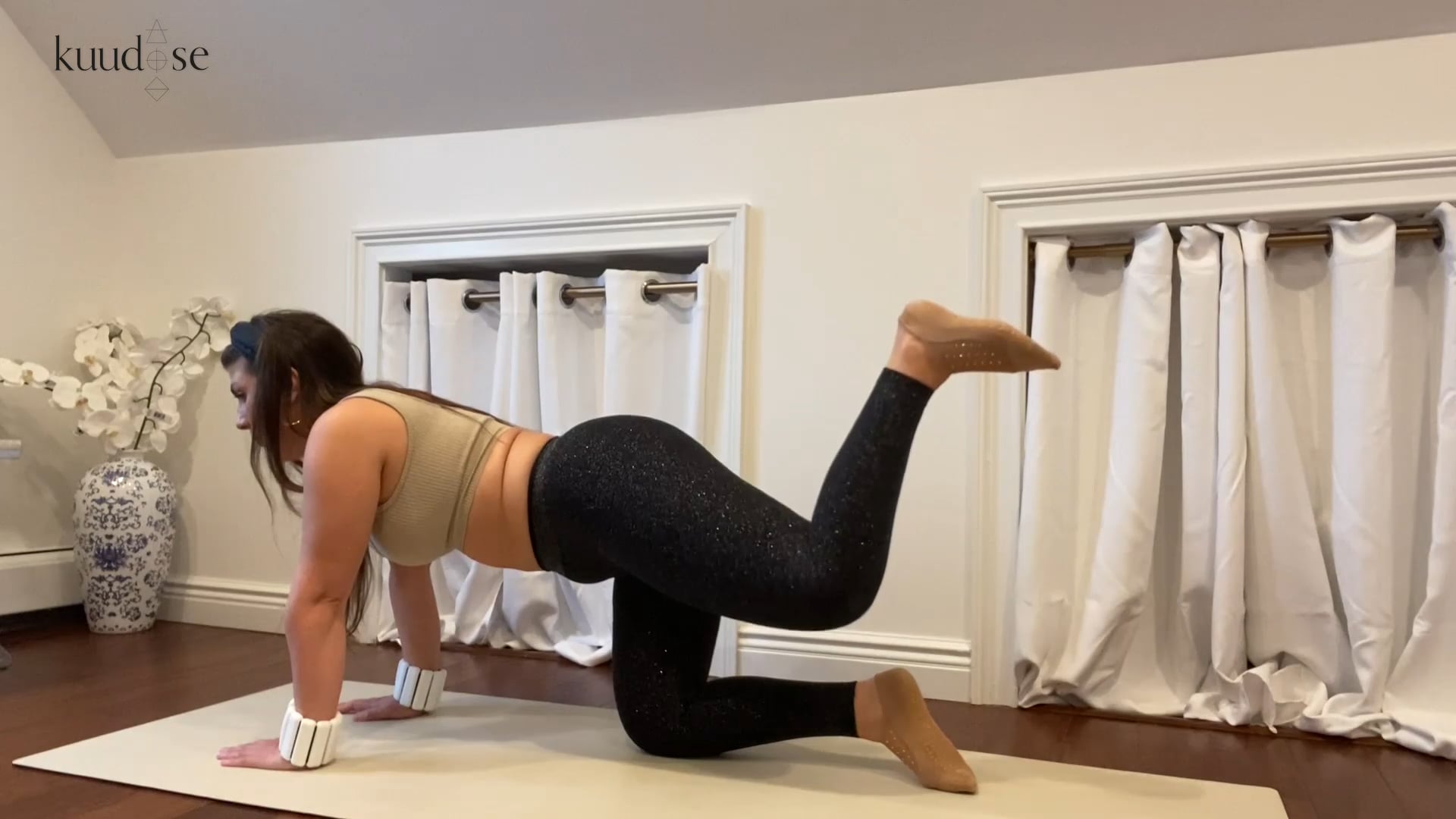6 Minute Pilates Legs + Glutes (Pre/Post Natal Friendly) 
