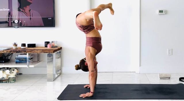 Handstand and Vinyasa (Elemento fuego)�