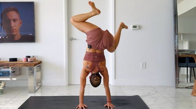 Handstand + Vinyasa (elemento fuego)�