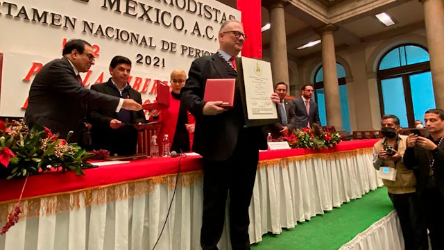 Aceptando el Premio Nacional de la Asociación de Periodistas de México - 12/12