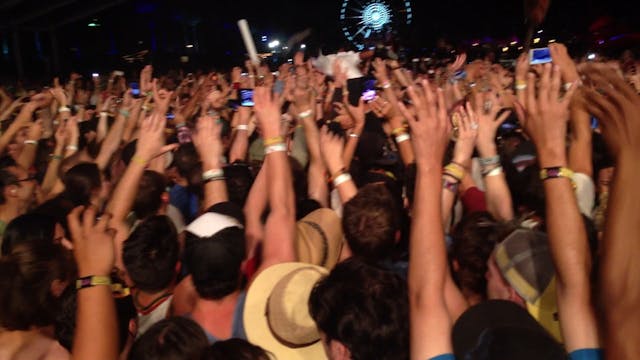 Janelle Monáe surfs the crowd (US)