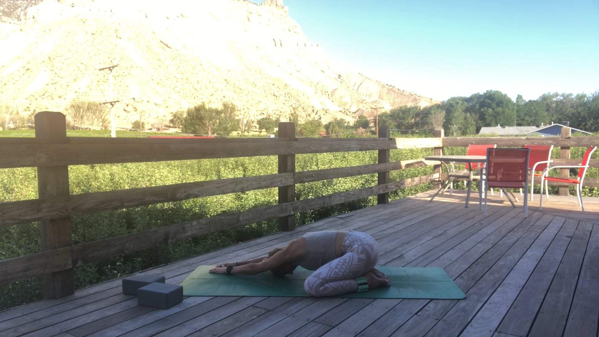 30 Min Lightning Yoga Sculpt - Optional blocks + 1 lb weights