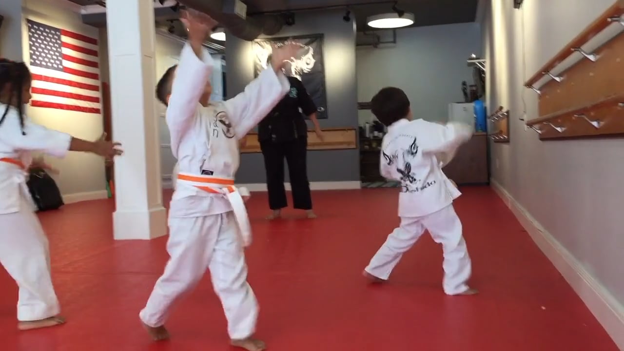 44-Focus & self-control, kick and catch the balloon