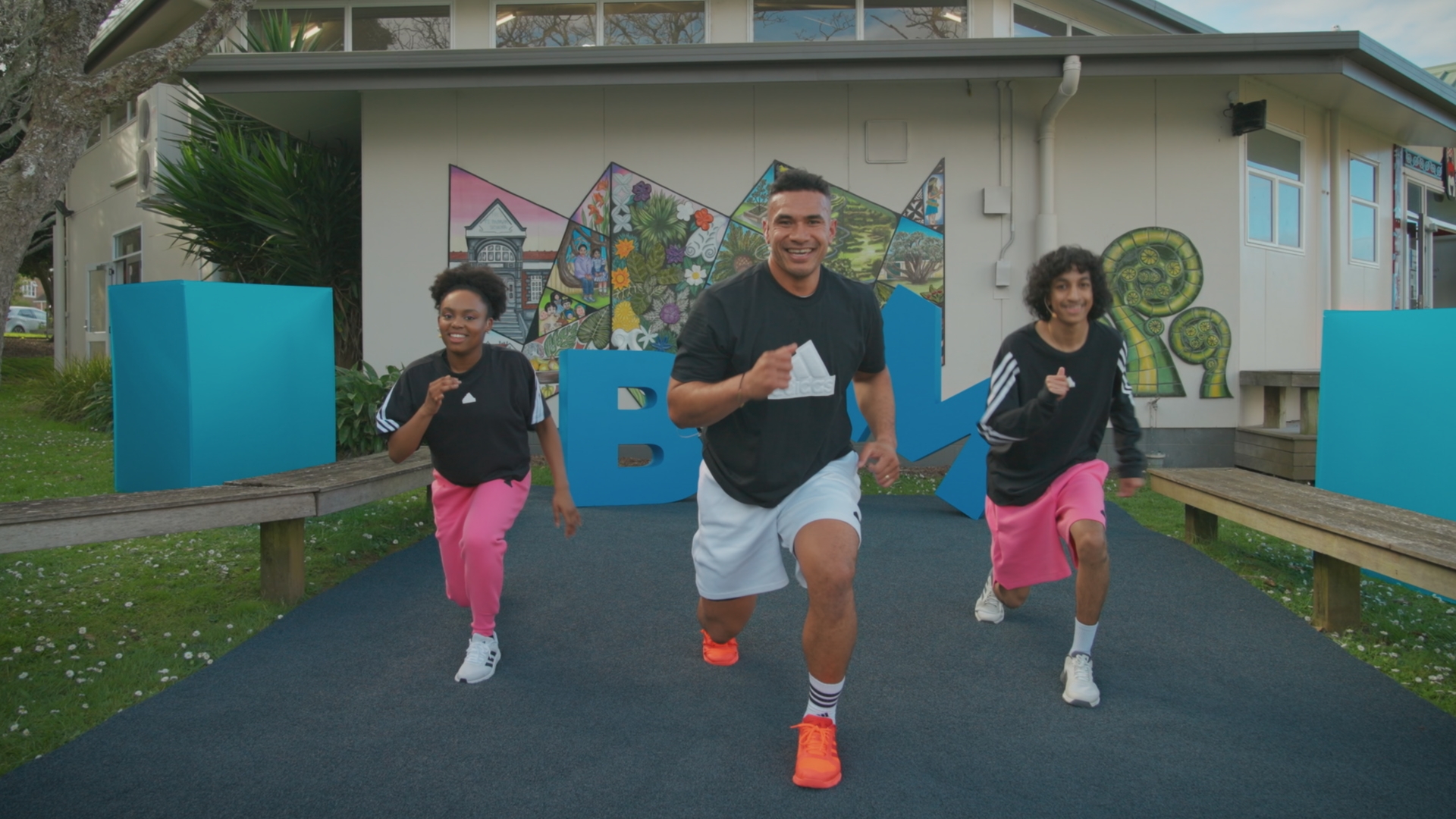 BORN TO MOVE #32 (13-16) Smoothie With Granola