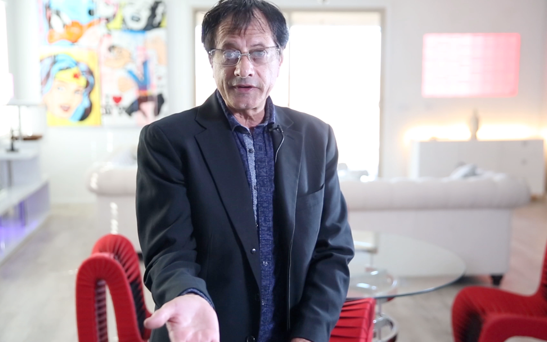 Coin Vanish Using Finger Palm