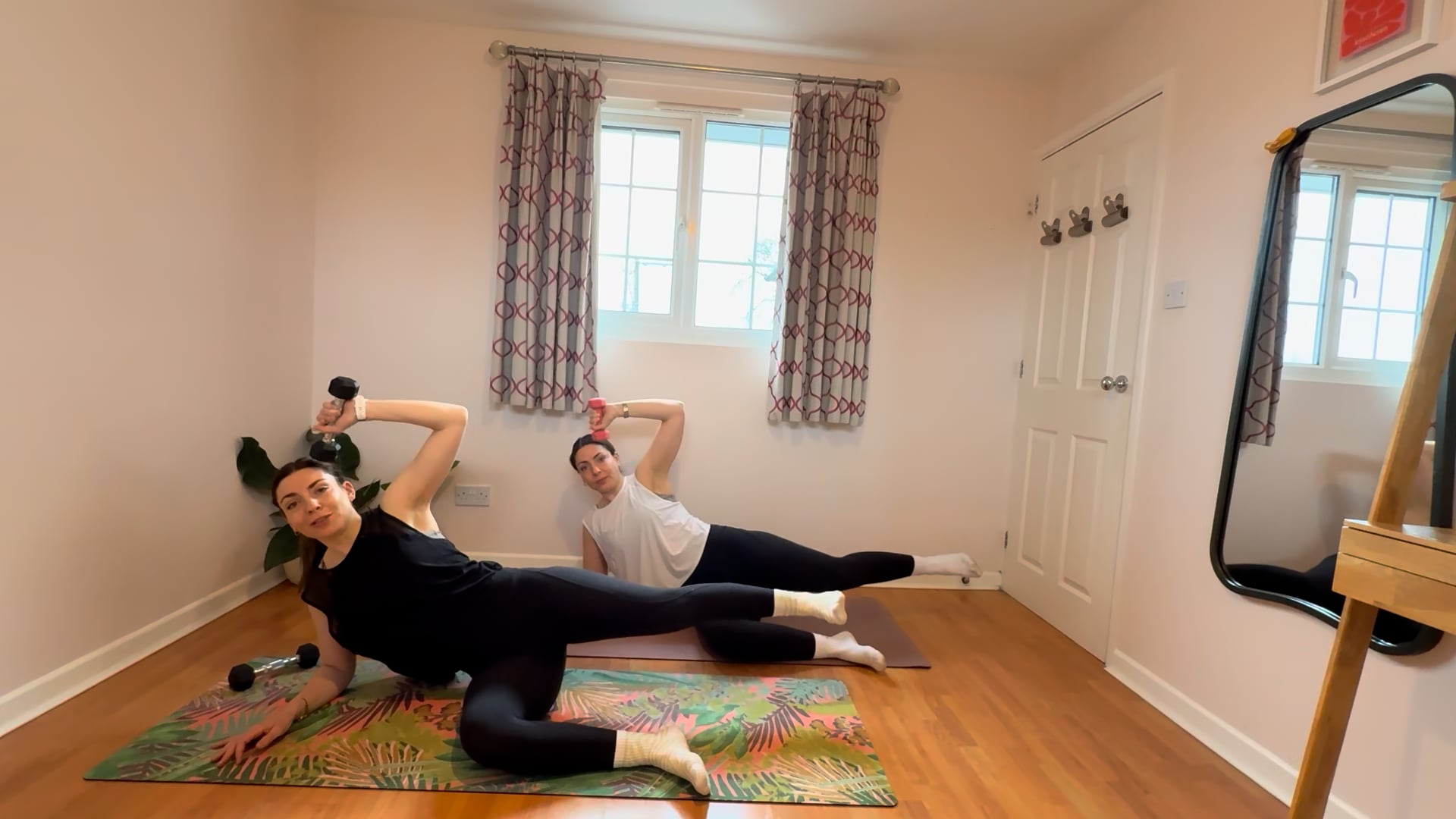 Small Equipment Pilates #9 | Glutes, core and flow using weights
