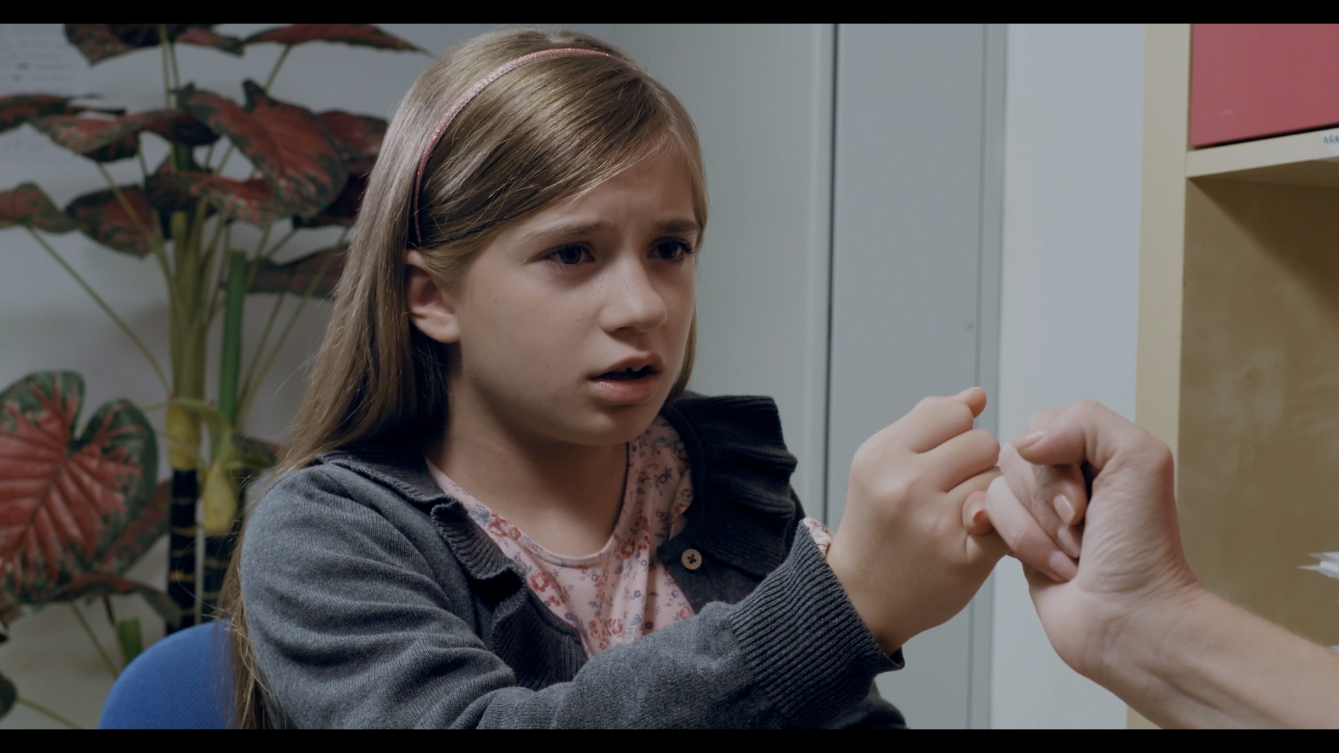 HAY UN MONSTRUO DETRÁS DE LA PUERTA