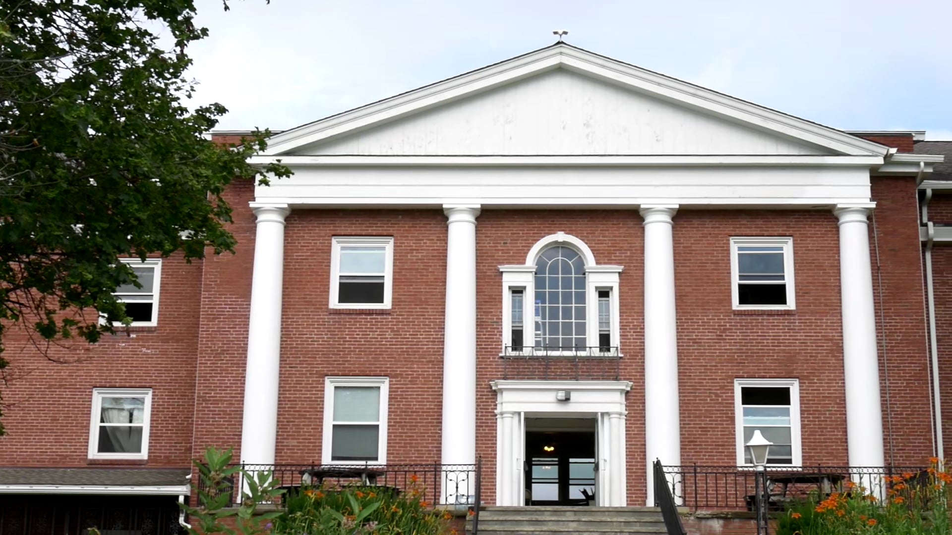 Uma escola centenária recebe ajuda