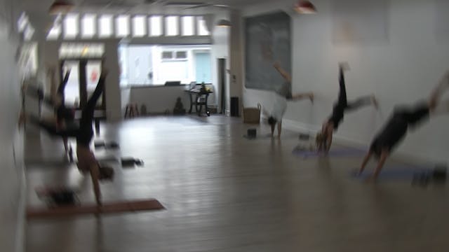 Yoga -Wall Class Handstands | Jamie |...