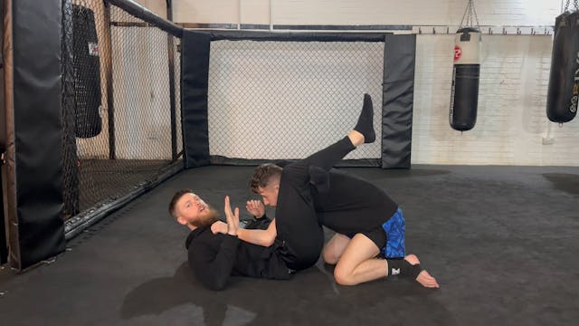 MMA - Triangle Choke Defence Variatio...