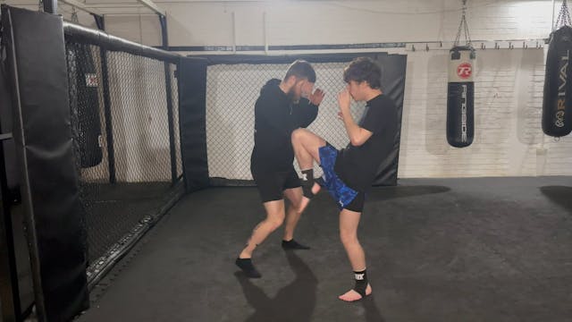 Muay Thai & Kickboxing  - Knee Shuffl...