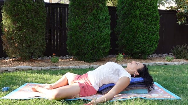 30-minute Shoulder and Neck Yoga Ther...