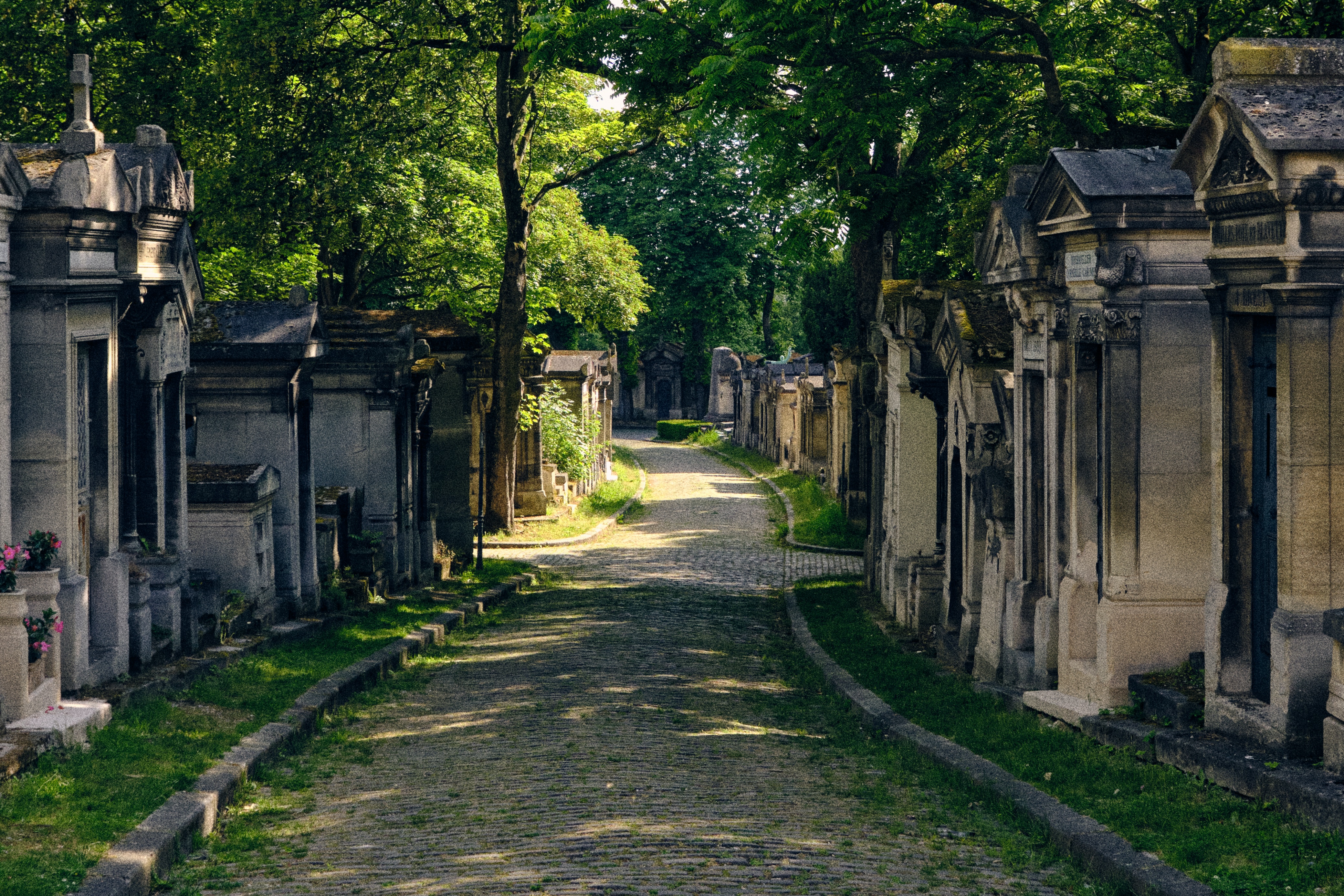 Père Lachaise Graveyard in Paris - S6065