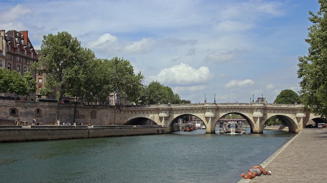 Seine River & Louvre in Paris - S6042