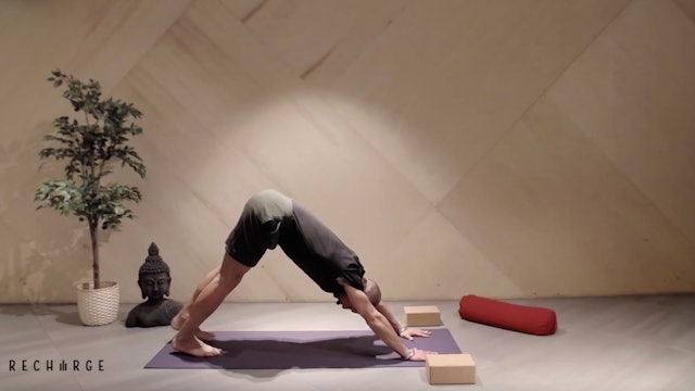 Video: Hatha Yoga sessie: Opening en closing to awaken the energy