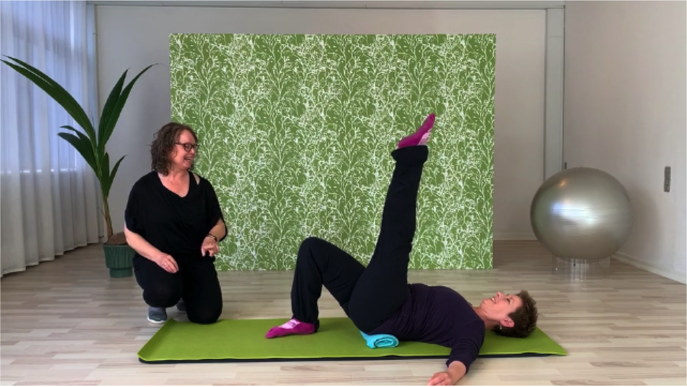 Stræk og mobilisering af ryggen med et tæppe