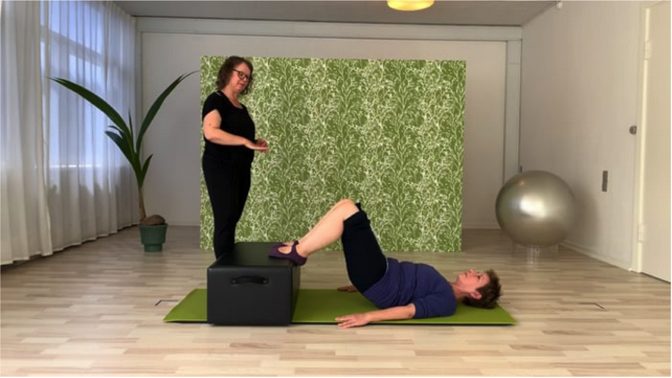Pilates med Charlotte - DIY-"sofaøvelser"