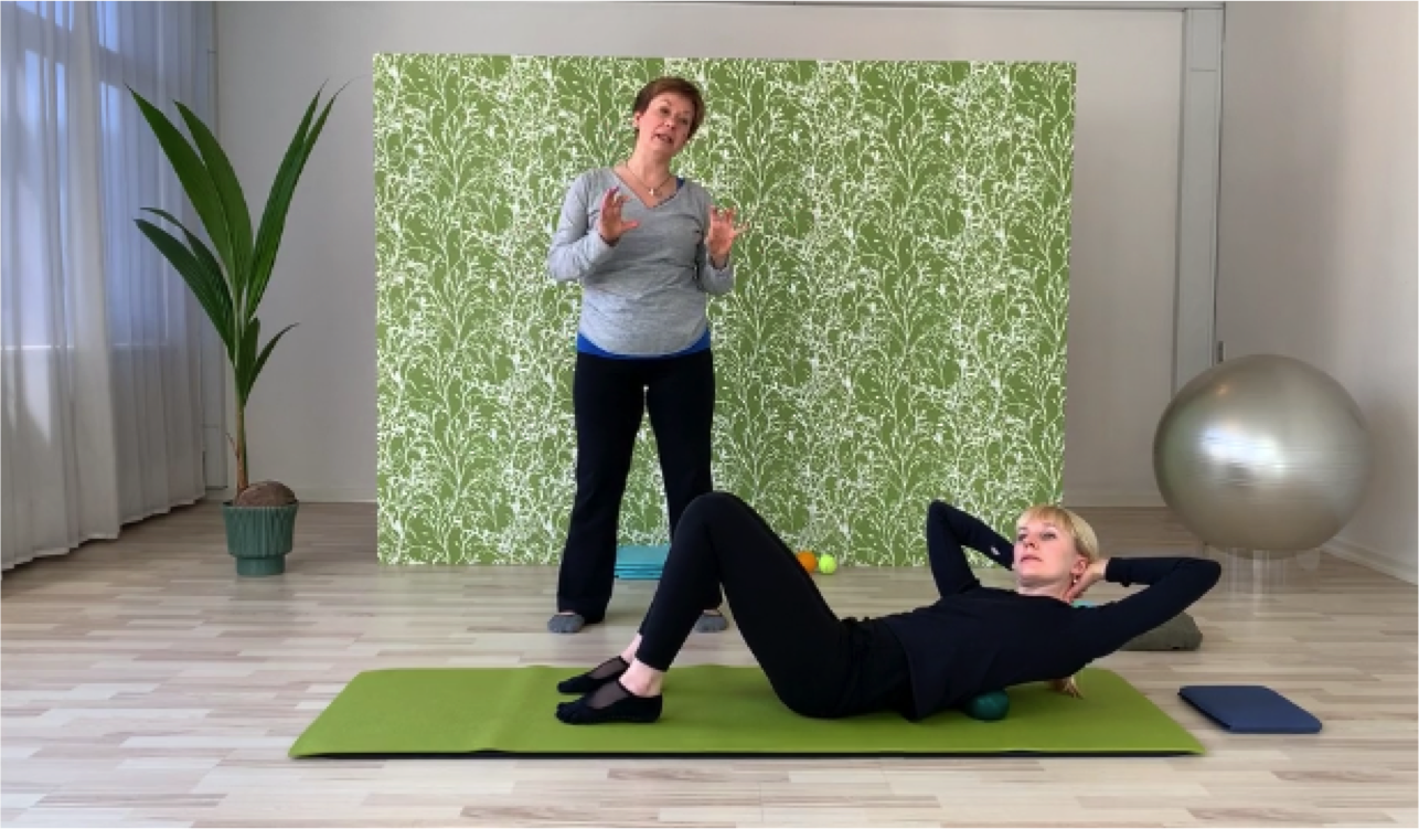 Selvmassage af skuldrene med de grønne bolde