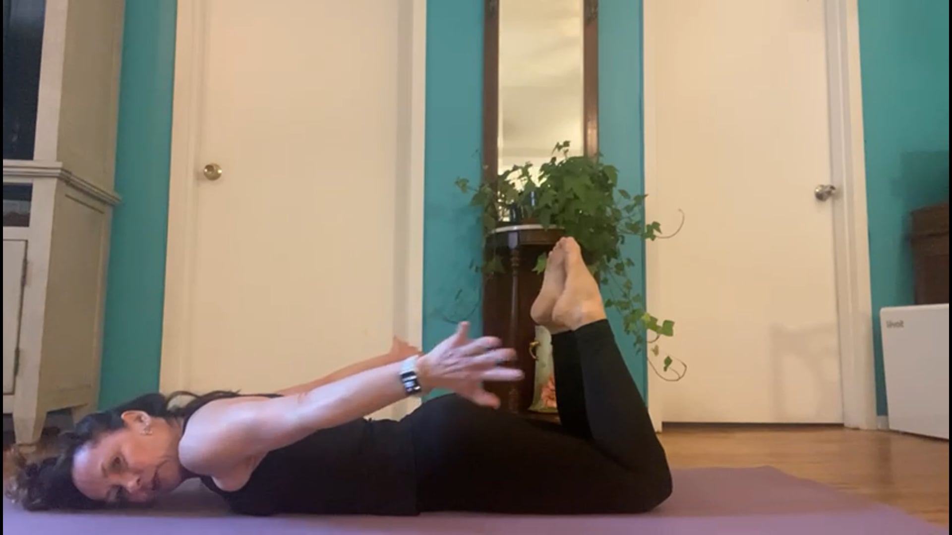 Workout with Patricia Ruiz on the Double Leg Kick with Back Extensions