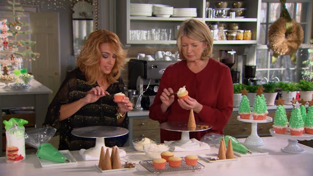 CC12 E11 Decorating Christmas Cupcakes