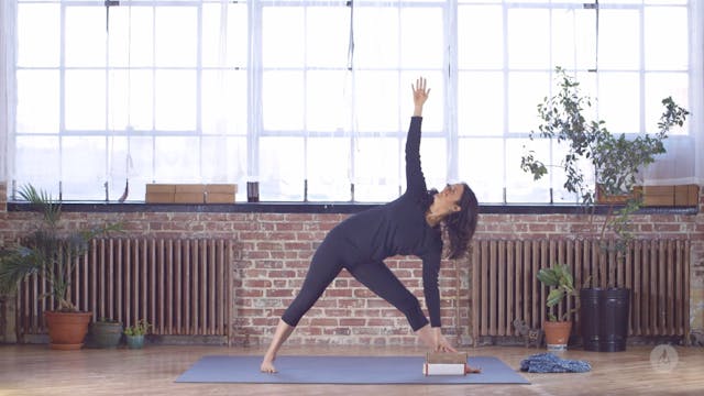 Intro to Yoga Props with Elisa | 5 mi...