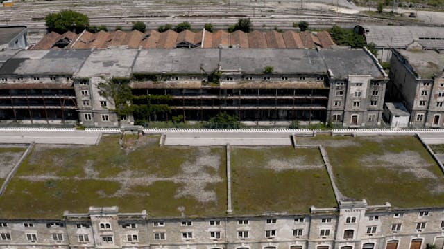 SHORTS - Esterno Giorno Porta Rossa