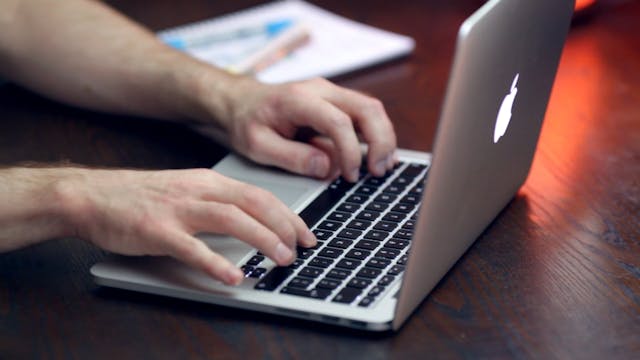 Person On Computer}{†¥∆ˆøˆ¡•¨´˙∆