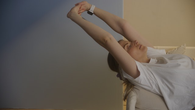 NEW | Easy Morning Stretch with Amanda | Gentle Movement Class (14 Mins)